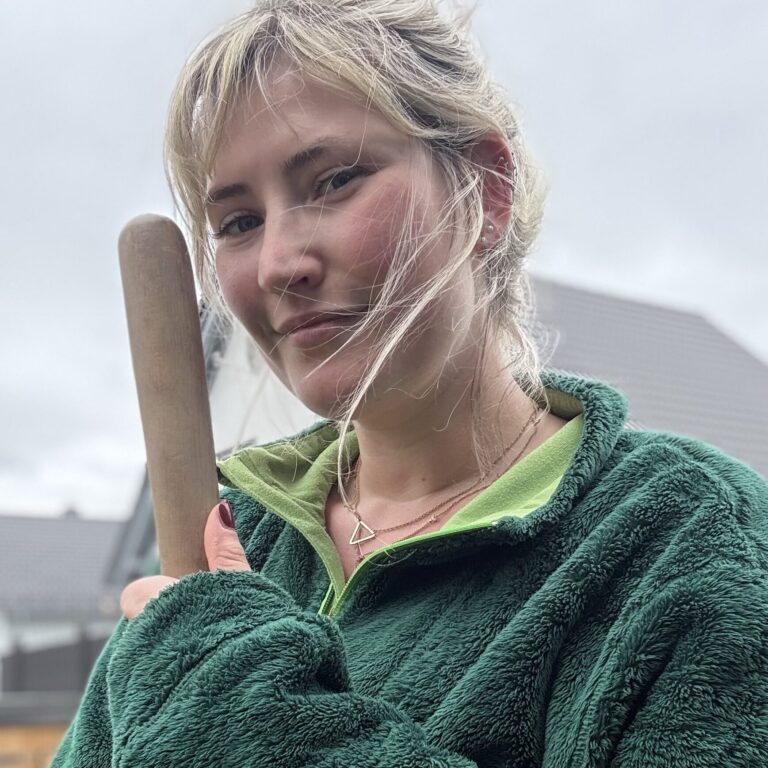 Saskia Kutsche in Arbeitskleidung mit Werkzeug