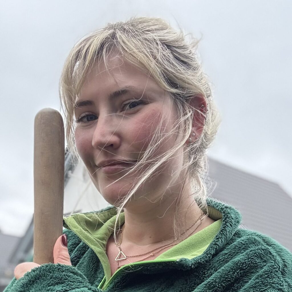 Saskia Kutsche in Arbeitskleidung mit Werkzeug.